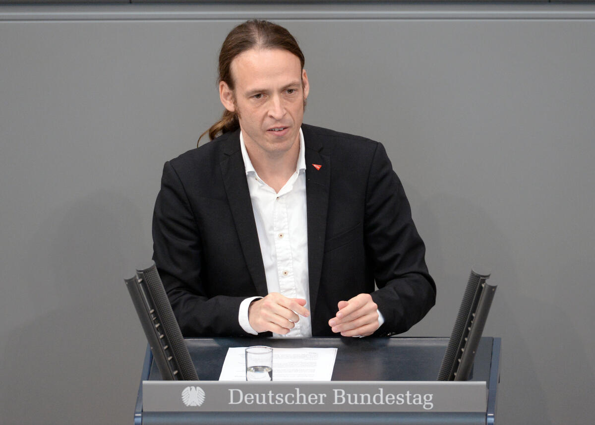 Meiser, Pascal Pascal Meiser, DIE LINKE, Bundestagsabgeordneter, Abgeordneter, Mitglied Deutscher Bundestag, MdB, Rede, 59. Sitzung, Top 32 f, Thema: Streikrecht bei Ryanair.; Rednerpult.