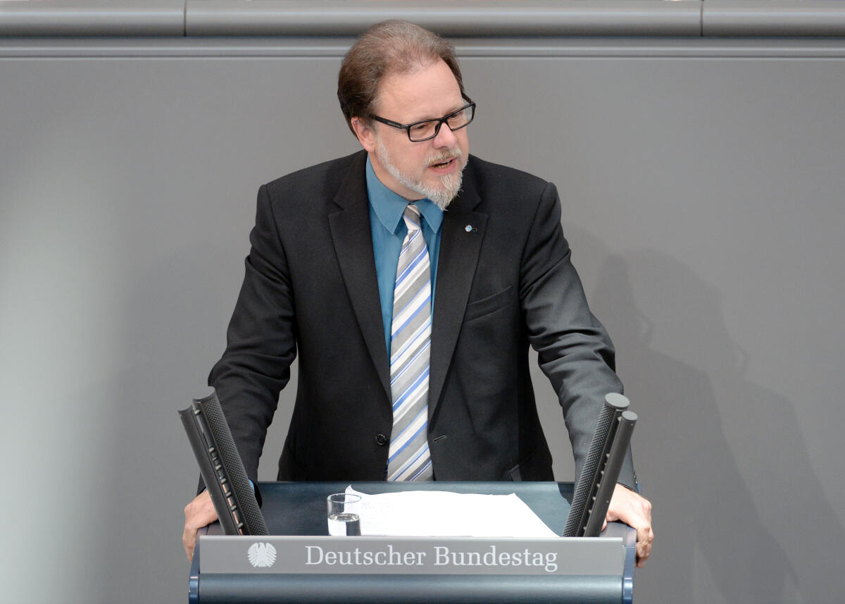 Frank Heinrich, CDU/CSU, Bundestagsabgeordneter, Abgeordneter, Mitglied Deutscher Bundestag, MdB, Rede, 59. Sitzung, Top 32 f, Thema: Streikrecht bei Ryanair.; Rednerpult. Heinrich, Frank Frank Heinrich, CDU/CSU, Bundestagsabgeordneter, Abgeordneter, Mitglied Deutscher Bundestag, MdB, Rede, 59. Sitzung, Top 32 f, Thema: Streikrecht bei Ryanair.; Rednerpult.