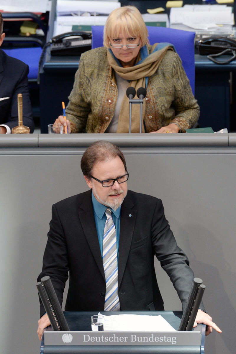 Frank Heinrich, CDU/CSU, Bundestagsabgeordneter, Abgeordneter, Mitglied Deutscher Bundestag, MdB, Rede, 59. Sitzung, Top 32 f, Thema: Streikrecht bei Ryanair, Vorsitz: Bundestagsvizepräsidentin Claudia Roth, Bündnis 90/Die Grünen.; Rednerpult. Heinrich, Frank; Roth, Claudia Frank Heinrich, CDU/CSU, Bundestagsabgeordneter, Abgeordneter, Mitglied Deutscher Bundestag, MdB, Rede, 59. Sitzung, Top 32 f, Thema: Streikrecht bei Ryanair, Vorsitz: Bundestagsvizepräsidentin Claudia Roth, Bündnis 90/Die Grünen.; Rednerpult.