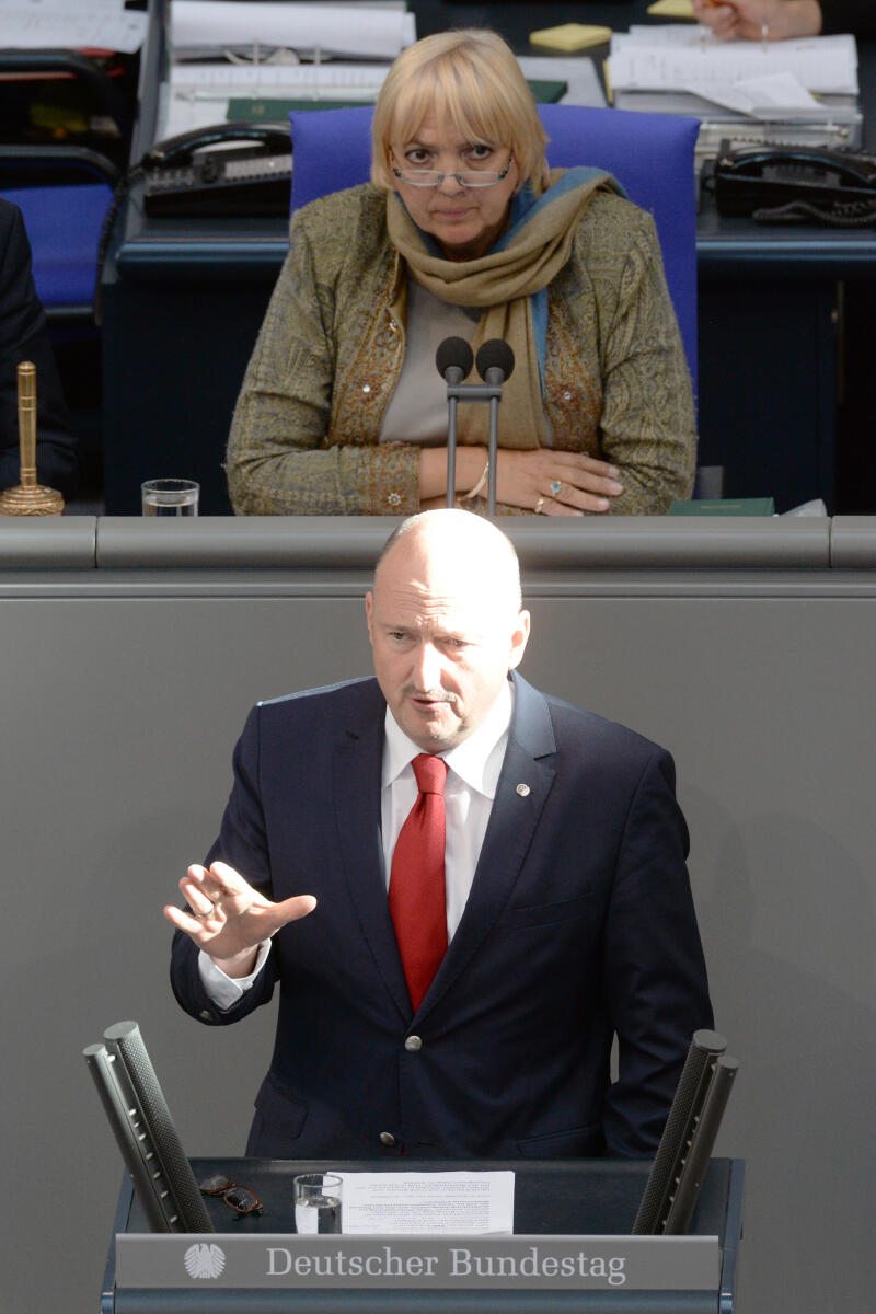 Rützel, Bernd; Roth, Claudia Bernd Rützel, SPD, Bundestagsabgeordneter, Abgeordneter, Mitglied Deutscher Bundestag, MdB, Rede, 59. Sitzung, Top 32 f, Thema: Streikrecht bei Ryanair, Vorsitz: Bundestagsvizepräsidentin Claudia Roth, Bündnis 90/Die Grünen.; Rednerpult.