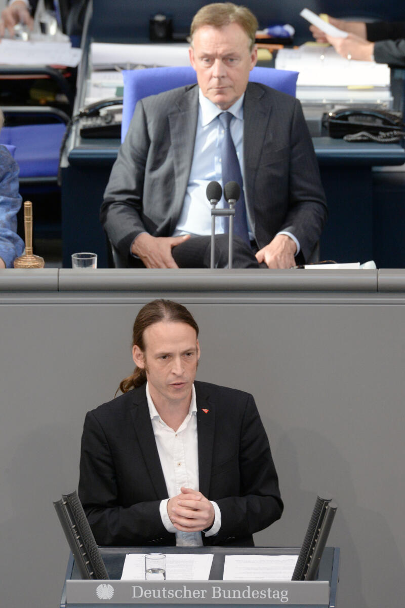 Meiser, Pascal; Oppermann, Thomas Pascal Meiser, DIE LINKE, Bundestagsabgeordneter, Abgeordneter, Mitglied Deutscher Bundestag, MdB, Rede, 59. Sitzung, Top 32 f, Thema: Streikrecht bei Ryanair, Vorsitz: Bundestagsvizepräsident Thomas Oppermann, SPD.; Rednerpult.