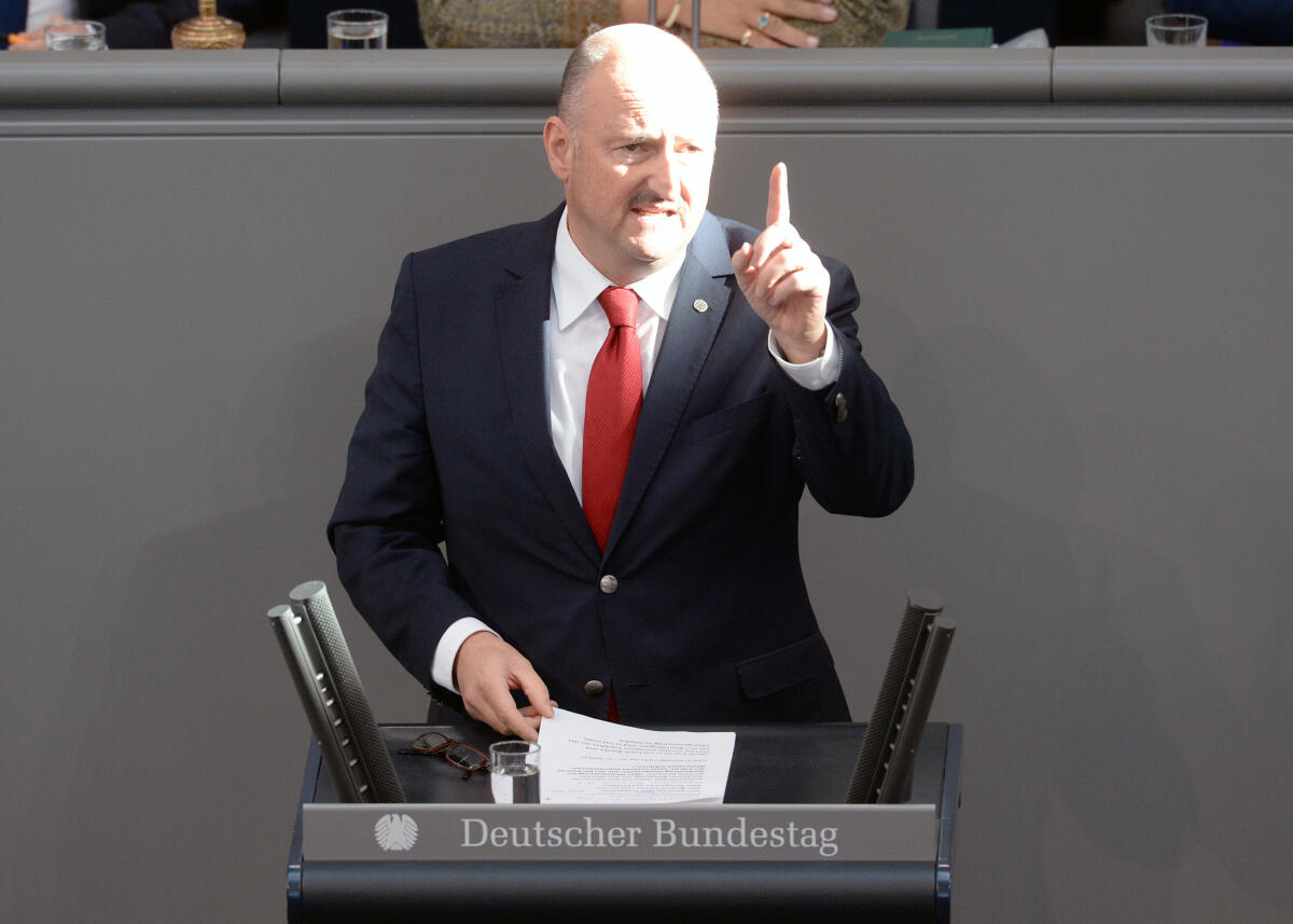 Rützel, Bernd Bernd Rützel, SPD, Bundestagsabgeordneter, Abgeordneter, Mitglied Deutscher Bundestag, MdB, Rede, 59. Sitzung, Top 32 f, Thema: Streikrecht bei Ryanair.; Rednerpult.