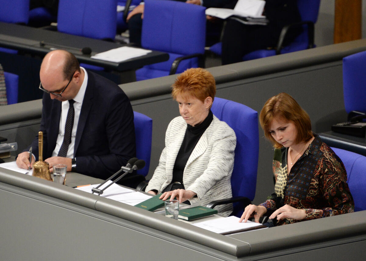 Jensen, Gyde; Kießling, Michael Schriftführer: Gyde Jensen, (re), FDP, Michael Kießling, CDU/CSU, Vorsitz: Bundestagsvizepräsidentin Petra Pau, (mitte), DIE LINKE. 58. Sitzung Deutscher Bundestag.