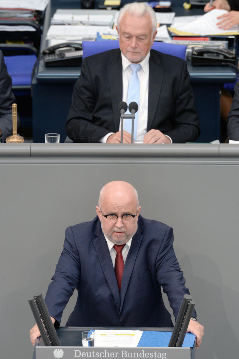 Jürgen Pohl, AfD, Bundestagsabgeordneter, Abgeordneter, Mitglied Deutscher Bundestag, MdB, Rede, 58. Sitzung, Top 8, Thema: Weiterentwicklung des Teilzeitrechts, Vorsitz: Bundestagsvizepräsident Wolfgang Kubicki, FDP.; Rednerpult. Pohl, Jürgen; Kubicki, Wolfgang Jürgen Pohl, AfD, Bundestagsabgeordneter, Abgeordneter, Mitglied Deutscher Bundestag, MdB, Rede, 58. Sitzung, Top 8, Thema: Weiterentwicklung des Teilzeitrechts, Vorsitz: Bundestagsvizepräsident Wolfgang Kubicki, FDP.; Rednerpult.