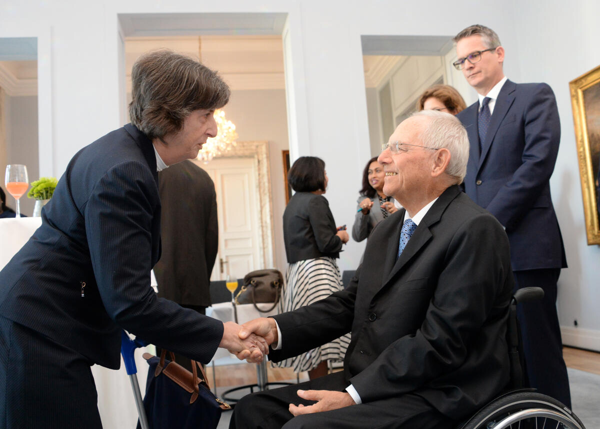 Bundestagspräsident Dr. Wolfgang Schäuble, CDU/CSU, gibt im Namen des Bundestages einen Empfang für die in der Bundesrepublik Deutschland neu akkreditierten Botschafterinnen und Botschafter. Hier begrüßt der Präsident die Botschafterin der Republik Chile, I.E. Cecilia Mackenna Echaurren.; Geste, Gestik, Begrüßung. Schäuble, Wolfgang; Echaurren, Cecilia Mackenna Bundestagspräsident Dr. Wolfgang Schäuble, CDU/CSU, gibt im Namen des Bundestages einen Empfang für die in der Bundesrepublik Deutschland neu akkreditierten Botschafterinnen und Botschafter. Hier begrüßt der Präsident die Botschafterin der Republik Chile, I.E. Cecilia Mackenna Echaurren.; Geste, Gestik, Begrüßung.