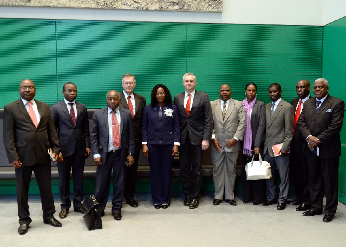 Singhammer, Johannes Bundestagsvizepräsident Johannes Singhammer, (4.v.li), CDU/CSU, empfängt hochrangige Vertreter der Executive und Legislative der Republiken Angola und Mosambik, zu einem Gespräch.; Gruppenfoto.