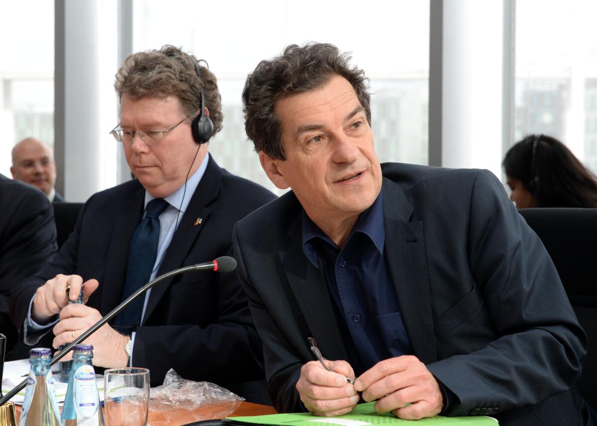Dan Mullaney, (li), US-Chefunterhändler für das EU-Handelsabkommen Transatlantic Trade and Investment Partnership (TTIP), ist zu Gast beim Ausschuss des Deutschen Bundestages für Wirtschaft und Energie. Klaus Barthel, (re), SPD, stellvertretender Vorsitzender des Ausschusses, leitet die Sitzung. Barthel, Klaus; Mullaney, Dan Dan Mullaney, (li), US-Chefunterhändler für das EU-Handelsabkommen Transatlantic Trade and Investment Partnership (TTIP), ist zu Gast beim Ausschuss des Deutschen Bundestages für Wirtschaft und Energie. Klaus Barthel, (re), SPD, stellvertretender Vorsitzender des Ausschusses, leitet die Sitzung.