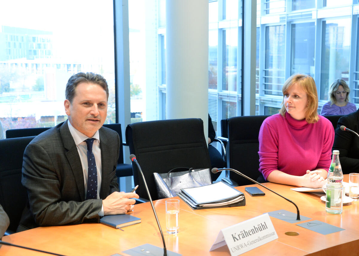 Der Generalkommissar des Hilfswerks der Vereinten Nationen für Palästina-Flüchtlinge im Nahen Osten (UNRWA), Pierre Krähenbühl, ist zu Gast beim Ausschuss des Deutschen Bundestages für Menschenrechte und humanitäre Hilfe. Gyde Jensen, FDP, Vorsitzende des Ausschusses, leitet die Sitzung. Jensen, Gyde; Krähenbühl, Pierre Der Generalkommissar des Hilfswerks der Vereinten Nationen für Palästina-Flüchtlinge im Nahen Osten (UNRWA), Pierre Krähenbühl, ist zu Gast beim Ausschuss des Deutschen Bundestages für Menschenrechte und humanitäre Hilfe. Gyde Jensen, FDP, Vorsitzende des Ausschusses, leitet die Sitzung.
