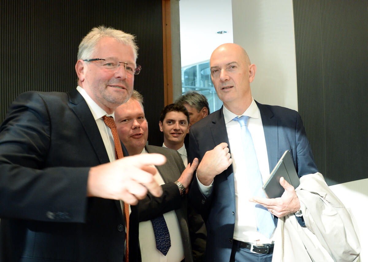 Alois Gerig, (li), CDU/CSU, Vorsitzender des Ausschusses des Deutschen Bundestages für Ernährung und Landwirtschaft, begrüßt Roland Lescure (re) und eine Delegation französischer Gäste der; Assemblée Nationale, die an einer Ausschusssitzung teilnehmen. Gerig, Alois; Lescure, Roland Alois Gerig, (li), CDU/CSU, Vorsitzender des Ausschusses des Deutschen Bundestages für Ernährung und Landwirtschaft, begrüßt Roland Lescure (re) und eine Delegation französischer Gäste der; Assemblée Nationale, die an einer Ausschusssitzung teilnehmen.