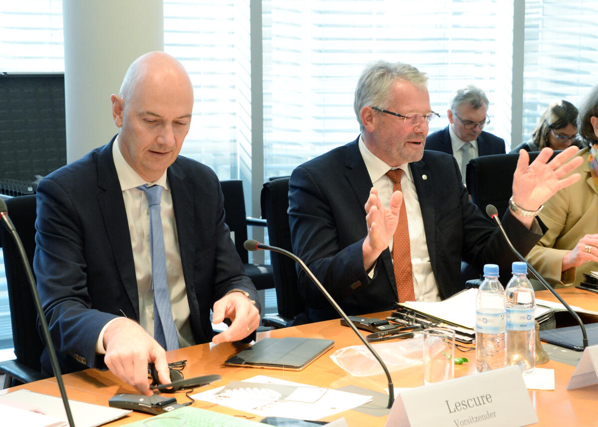 Alois Gerig, (re), CDU/CSU, Vorsitzender des Ausschusses des Deutschen Bundestages für Ernährung und Landwirtschaft, begrüßt Roland Lescure (li) und eine Delegation französischer Gäste der Assemblée Nationale, die an einer Ausschusssitzung teilnehmen. Gerig, Alois; Lescure, Roland Alois Gerig, (re), CDU/CSU, Vorsitzender des Ausschusses des Deutschen Bundestages für Ernährung und Landwirtschaft, begrüßt Roland Lescure (li) und eine Delegation französischer Gäste der Assemblée Nationale, die an einer Ausschusssitzung teilnehmen.