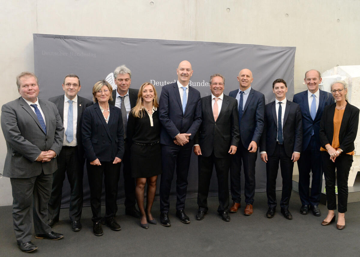 Klaus Ernst, (5.v.re), DIE LINKE, Vorsitzender des Ausschusses des Deutschen Bundestages für Wirtschaft und Energie, begrüßt Roland Lescure, (6.v.li), und Delegation von französischen Gästen der Assemblée Nationale, die an einer Ausschusssitzung teilnehmen.; Gruppenfoto. Ernst, Klaus; Lescure, Roland Klaus Ernst, (5.v.re), DIE LINKE, Vorsitzender des Ausschusses des Deutschen Bundestages für Wirtschaft und Energie, begrüßt Roland Lescure, (6.v.li), und Delegation von französischen Gästen der Assemblée Nationale, die an einer Ausschusssitzung teilnehmen.; Gruppenfoto.