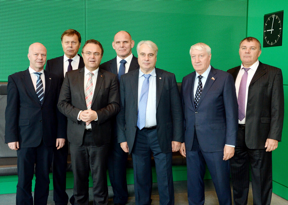Bundestagsvizepräsident Dr. Hans-Peter Friedrich, (3.v.li), CDU/CSU, empfängt eine Delegation der Russisch-Deutschen Parlamentariergruppe der Staatsduma der Russischen Föderation, zu einem Gespräch. 3.v.rechts im Bild: Pawel Sawalny, Vorsitzender des Ausschusses für Energie und der Gruppe. Links im Bild: der Bundestagsabgeordnete Dr. Robby Schlund, AfD.; Gruppenfoto. Sawalny, Pawel; Schlund, Robby; Friedrich, Hans-Peter Bundestagsvizepräsident Dr. Hans-Peter Friedrich, (3.v.li), CDU/CSU, empfängt eine Delegation der Russisch-Deutschen Parlamentariergruppe der Staatsduma der Russischen Föderation, zu einem Gespräch. 3.v.rechts im Bild: Pawel Sawalny, Vorsitzender des Ausschusses für Energie und der Gruppe. Links im Bild: der Bundestagsabgeordnete Dr. Robby Schlund, AfD.; Gruppenfoto.