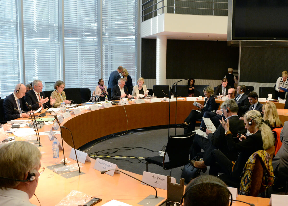Alois Gerig, (2.v.li), CDU/CSU, Vorsitzender des Ausschusses des Deutschen Bundestages für Ernährung und Landwirtschaft, begrüßt Roland Lescure (1.v.li) und eine Delegation französischer Gäste (rechts im Bild) der Assemblée Nationale, die an einer Ausschusssitzung teilnehmen.; Übersicht. Gerig, Alois; Lescure, Roland Alois Gerig, (2.v.li), CDU/CSU, Vorsitzender des Ausschusses des Deutschen Bundestages für Ernährung und Landwirtschaft, begrüßt Roland Lescure (1.v.li) und eine Delegation französischer Gäste (rechts im Bild) der Assemblée Nationale, die an einer Ausschusssitzung teilnehmen.; Übersicht.