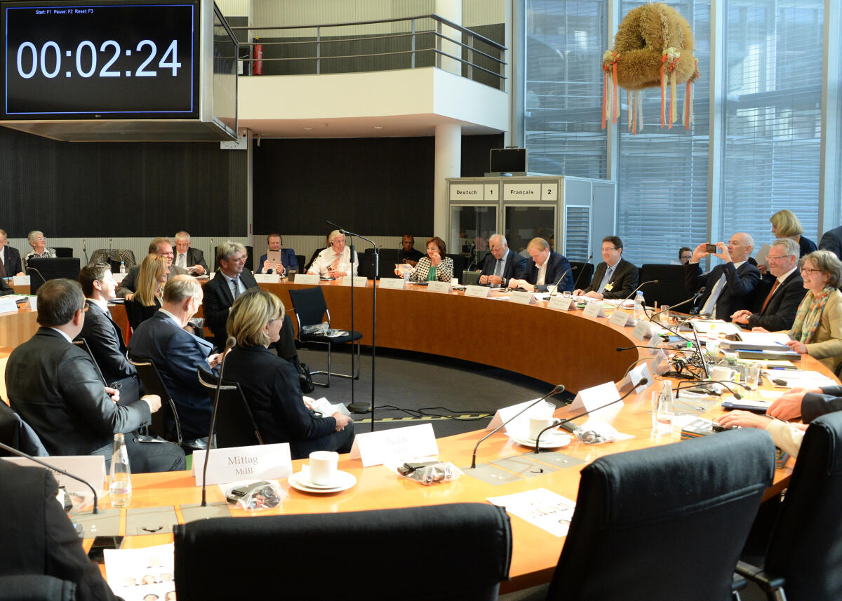 Alois Gerig, (2.v.re), CDU/CSU, Vorsitzender des Ausschusses des Deutschen Bundestages für Ernährung und Landwirtschaft, begrüßt Roland Lescure (3.v.re) und eine Delegation französischer Gäste (links im Bild) der Assemblée Nationale, die an einer Ausschusssitzung teilnehmen.; Übersicht. Gerig, Alois; Lescure, Roland Alois Gerig, (2.v.re), CDU/CSU, Vorsitzender des Ausschusses des Deutschen Bundestages für Ernährung und Landwirtschaft, begrüßt Roland Lescure (3.v.re) und eine Delegation französischer Gäste (links im Bild) der Assemblée Nationale, die an einer Ausschusssitzung teilnehmen.; Übersicht.