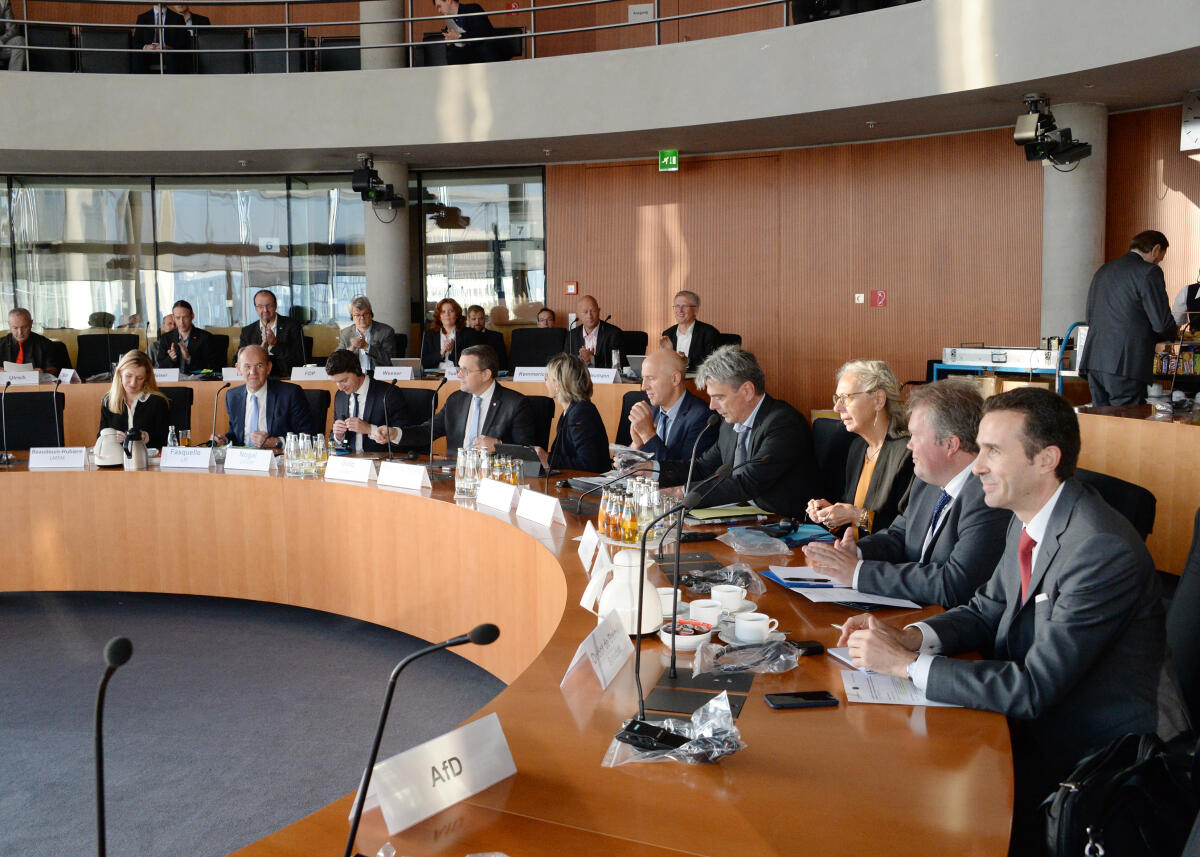 Eine Delegation von französischen Gästen (hier im Bild) der Assemblée Nationale nehmen an einer Ausschusssitzung des Ausschusses des Deutschen Bundestages für Wirtschaft und Energie, teil.; Übersicht. Eine Delegation von französischen Gästen (hier im Bild) der Assemblée Nationale nehmen an einer Ausschusssitzung des Ausschusses des Deutschen Bundestages für Wirtschaft und Energie, teil.; Übersicht.
