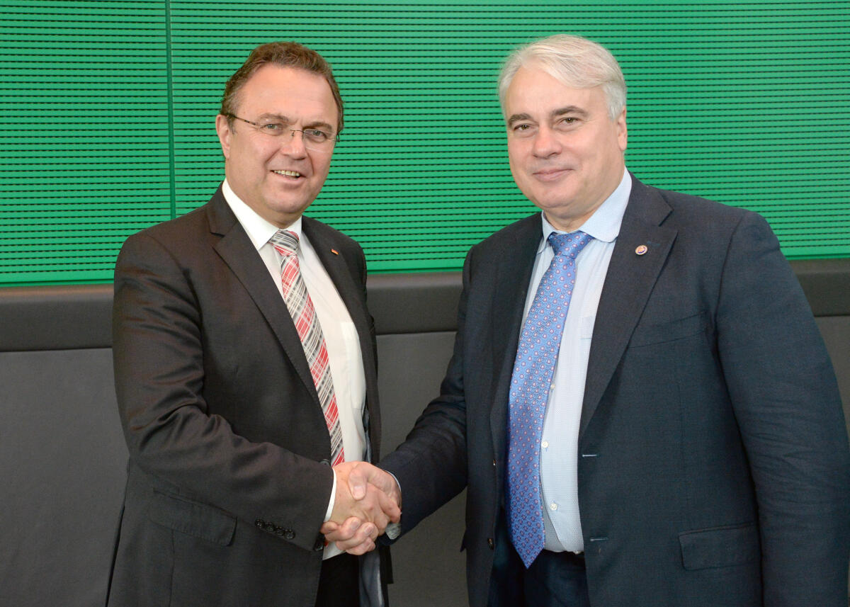 Bundestagsvizepräsident Dr. Hans-Peter Friedrich, (li), CDU/CSU, empfängt eine Delegation der Russisch-Deutschen Parlamentariergruppe der Staatsduma der Russischen Föderation, zu einem Gespräch. Rechts im Bild: Pawel Sawalny, Vorsitzender des Ausschusses für Energie und der Gruppe.; Geste, Gestik. Sawalny, Pawel; Friedrich, Hans-Peter Bundestagsvizepräsident Dr. Hans-Peter Friedrich, (li), CDU/CSU, empfängt eine Delegation der Russisch-Deutschen Parlamentariergruppe der Staatsduma der Russischen Föderation, zu einem Gespräch. Rechts im Bild: Pawel Sawalny, Vorsitzender des Ausschusses für Energie und der Gruppe.; Geste, Gestik.