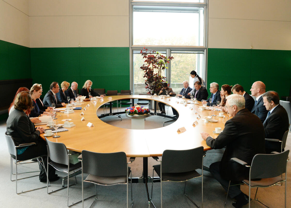 Bundestagsvizepräsident Dr. Hans-Peter Friedrich, (5.v.li), CDU/CSU, empfängt eine Delegation der Russisch-Deutschen Parlamentariergruppe der Staatsduma der Russischen Föderation, zu einem Gespräch. Rechte Seite, 3.v.li: Pawel Sawalny, Vorsitzender des Ausschusses für Energie und der Gruppe.; Übersicht. Sawalny, Pawel; Friedrich, Hans-Peter Bundestagsvizepräsident Dr. Hans-Peter Friedrich, (5.v.li), CDU/CSU, empfängt eine Delegation der Russisch-Deutschen Parlamentariergruppe der Staatsduma der Russischen Föderation, zu einem Gespräch. Rechte Seite, 3.v.li: Pawel Sawalny, Vorsitzender des Ausschusses für Energie und der Gruppe.; Übersicht.