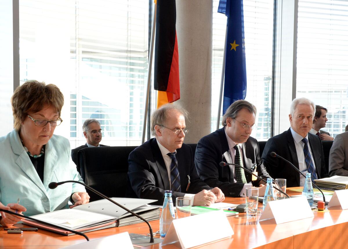 Dr. Peter Ramsauer, (re), CDU/CSU, Vorsitzender des Ausschusses des Deutschen Bundestages für Wirtschaft und Energie, leitet die Sitzung, an der die Sachverständigen vom Sachverständigenrat für Umweltfragen (SRU), Prof. Dr.-Ing. Martin Faulstich, (2.v.re), und Prof. Dr.-Ing. Harald Bradke, (2.v.li), teil nehmen. Links die Parlamentarische Staatssekretärin Brigitte Zypries, SPD. Ramsauer, Peter; Faulstich, Martin; Bradke, Harald; Zypries, Brigitte Dr. Peter Ramsauer, (re), CDU/CSU, Vorsitzender des Ausschusses des Deutschen Bundestages für Wirtschaft und Energie, leitet die Sitzung, an der die Sachverständigen vom Sachverständigenrat für Umweltfragen (SRU), Prof. Dr.-Ing. Martin Faulstich, (2.v.re), und Prof. Dr.-Ing. Harald Bradke, (2.v.li), teil nehmen. Links die Parlamentarische Staatssekretärin Brigitte Zypries, SPD.