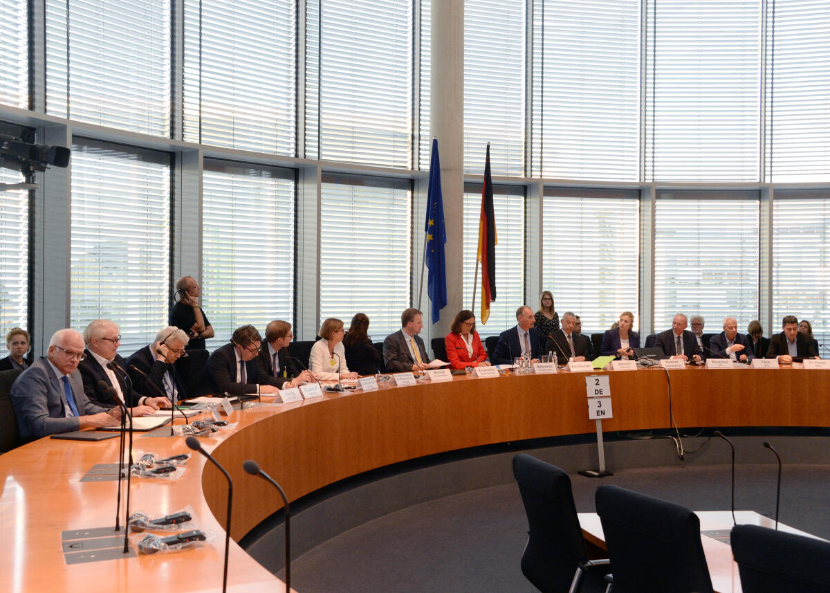 EU-Handelskommissarin Cecilia Malmström (7.v.re) ist zu Gast beim Ausschuss des Deutschen Bundestages für Wirtschaft und Energie. Dr. Matthias Heider, (6.v.re), CDU/CSU, stellvertretender Vorsitzender des Ausschusses, leitet das Gespräch, an dem zahlreiche Mitglieder des Ausschusses und des Bundestages teilnehmen.; Übersicht. Heider, Matthias; Malmström, Cecilia EU-Handelskommissarin Cecilia Malmström (7.v.re) ist zu Gast beim Ausschuss des Deutschen Bundestages für Wirtschaft und Energie. Dr. Matthias Heider, (6.v.re), CDU/CSU, stellvertretender Vorsitzender des Ausschusses, leitet das Gespräch, an dem zahlreiche Mitglieder des Ausschusses und des Bundestages teilnehmen.; Übersicht.