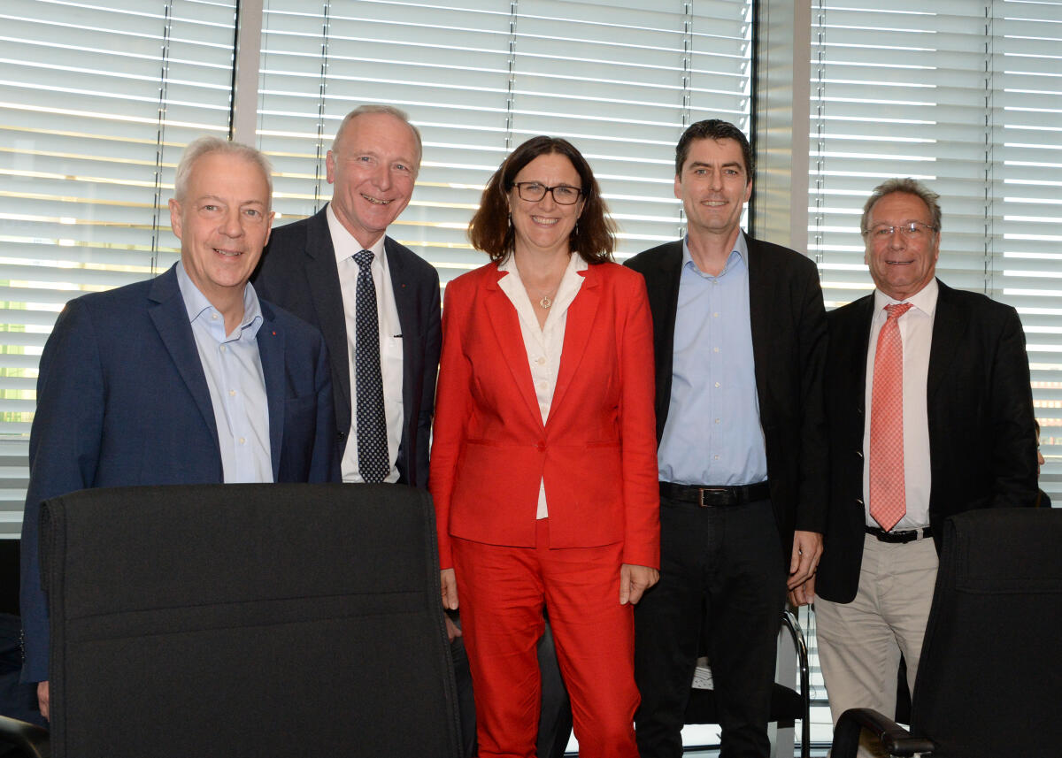 Malmström, Cecilia; Töns, Markus; Westphal, Bernd; Raabe, Sascha; Ernst, Klaus EU-Handelskommissarin Cecilia Malmström ist zu Gast beim Ausschuss des Deutschen Bundestages für Wirtschaft und Energie. Dr. Matthias Heider, CDU/CSU, stellvertretender Vorsitzender des Ausschusses, leitet das Gespräch, an dem zahlreiche Mitglieder des Ausschusses und des Bundestages teilnehmen. V.li: Markus Töns, Bernd Westphal, Dr. Sascha Raabe, alle SPD, und Klaus Ernst, DIE LINKE.; Gruppenfoto.