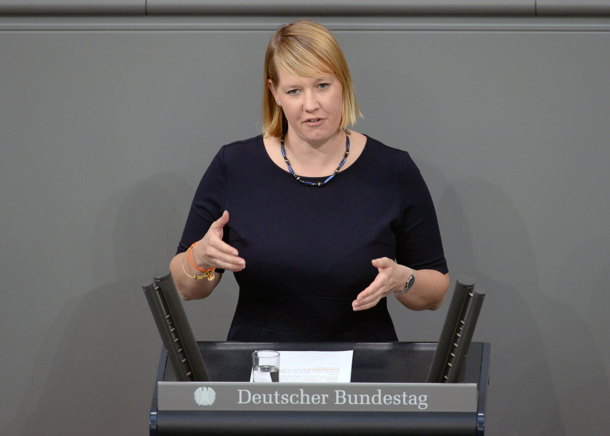 Esdar, Wiebke Dr. Wiebke Esdar, SPD, Bundestagsabgeordnete, Abgeordnete, Mitglied Deutscher Bundestag, MdB, Rede, 55. Sitzung, Top 9, Thema: Europäischer Bildungsraum.; Rednerpult.