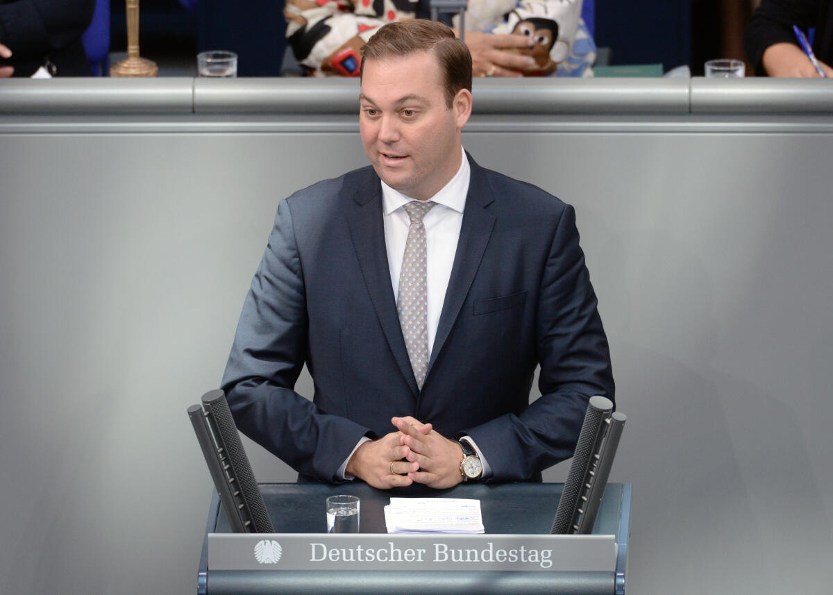 Schreiner, Felix Felix Schreiner, CDU/CSU, Bundestagsabgeordneter, Abgeordneter, Mitglied Deutscher Bundestag, MdB, Rede, 55. Sitzung, ZP 4, Thema: Aktuelle Stunde zu Dieselfahrverboten in deutschen Großstädten.; Rednerpult.