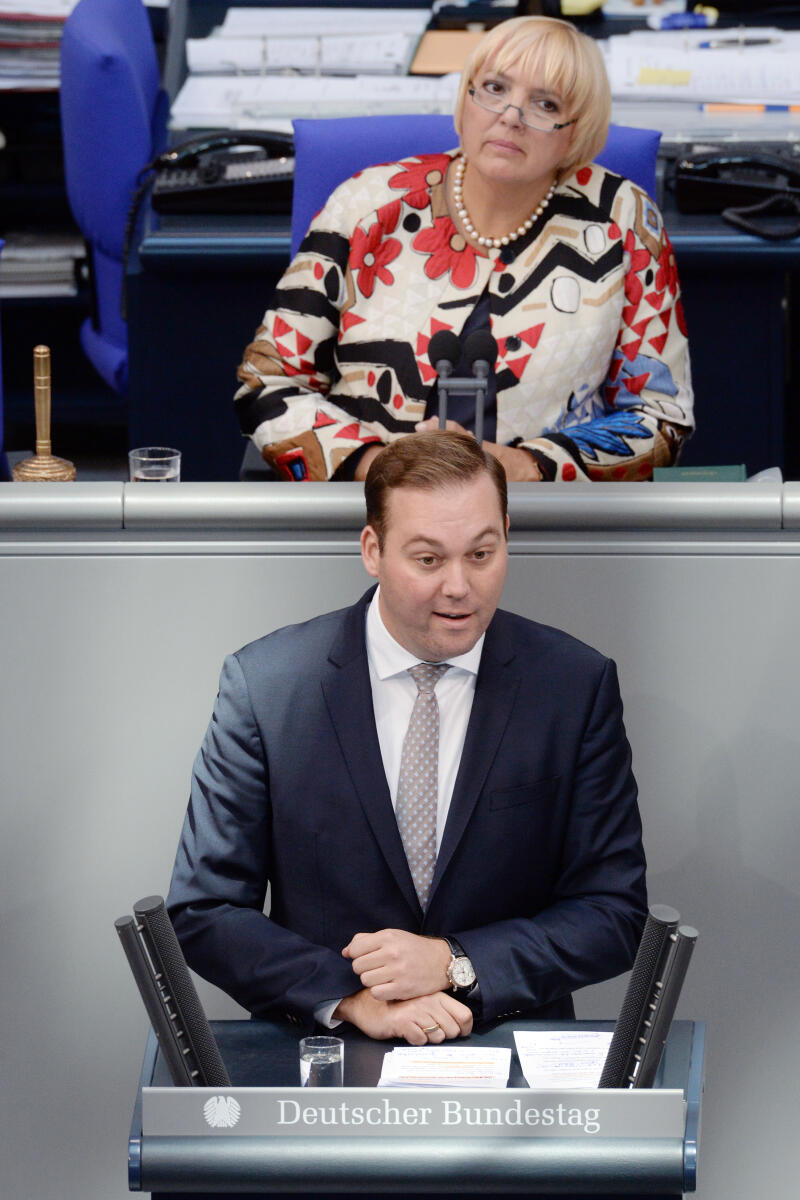 Schreiner, Felix Felix Schreiner, CDU/CSU, Bundestagsabgeordneter, Abgeordneter, Mitglied Deutscher Bundestag, MdB, Rede, 55. Sitzung, ZP 4, Thema: Aktuelle Stunde zu Dieselfahrverboten in deutschen Großstädten, Vorsitz: Bundestagsvizepräsidentin Claudia Roth, Bündnis 90/Die Grünen.; Rednerpult.