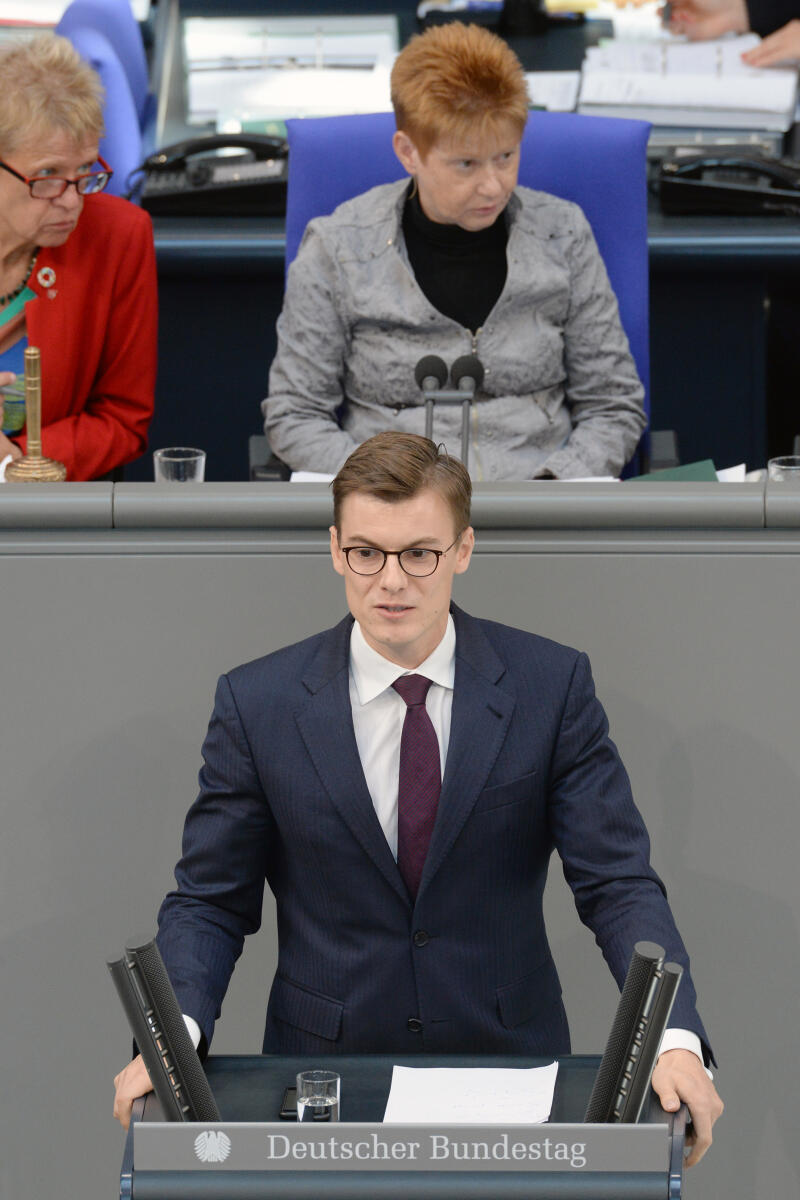 Kai Whittaker, CDU/CSU, Bundestagsabgeordneter, Abgeordneter, Mitglied Deutscher Bundestag, MdB, Rede, 55. Sitzung, Top 5, Thema: SGB II - Teilhabechancen für Langzeitarbeitslose, Vorsitz: Bundestagsvizepräsidentin Petra Pau, DIE LINKE.; Rednerpult. Whittaker, Kai; Pau, Petra Kai Whittaker, CDU/CSU, Bundestagsabgeordneter, Abgeordneter, Mitglied Deutscher Bundestag, MdB, Rede, 55. Sitzung, Top 5, Thema: SGB II - Teilhabechancen für Langzeitarbeitslose, Vorsitz: Bundestagsvizepräsidentin Petra Pau, DIE LINKE.; Rednerpult.