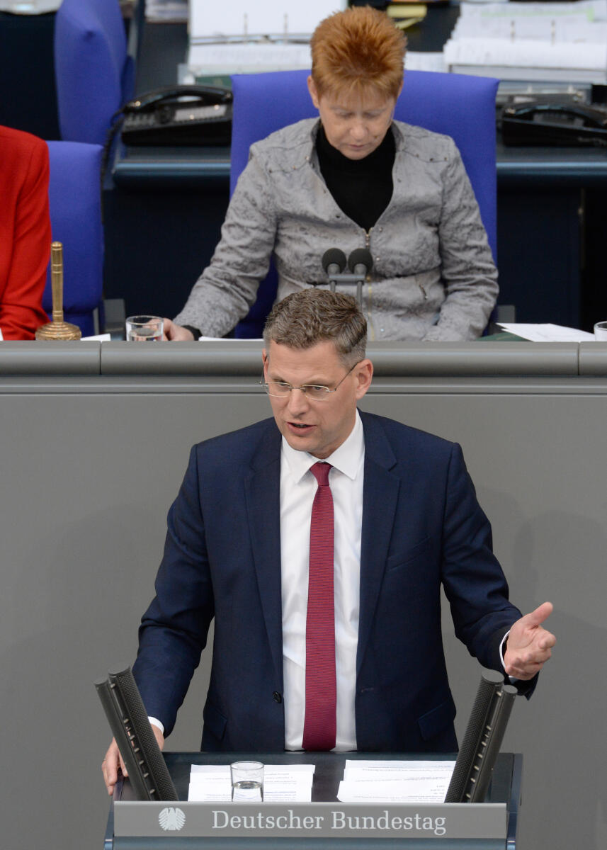 Vries, Christoph de; Pau, Petra Christoph de Vries, CDU/CSU, Bundestagsabgeordneter, Abgeordneter, Mitglied Deutscher Bundestag, MdB, Rede, 55. Sitzung, Top 4, Thema: Islam, Vorsitz: Bundestagsvizepräsidentin Petra Pau, DIE LINKE.; Rednerpult.