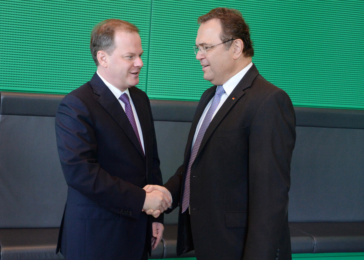 Bundestagsvizepräsident Dr. Hans-Peter Friedrich, (re), CDU/CSU, empfängt den griechischen Parlamentsabgeordneten Konstantinos Karamanlis (li) und junge politische Führungskräfte und Multiplikatoren der Hellenischen Republik, zu einem Gespräch.; Geste, Gestik, Griechenland. Karamanlis, Konstantinos; Friedrich, Hans-Peter Bundestagsvizepräsident Dr. Hans-Peter Friedrich, (re), CDU/CSU, empfängt den griechischen Parlamentsabgeordneten Konstantinos Karamanlis (li) und junge politische Führungskräfte und Multiplikatoren der Hellenischen Republik, zu einem Gespräch.; Geste, Gestik, Griechenland.