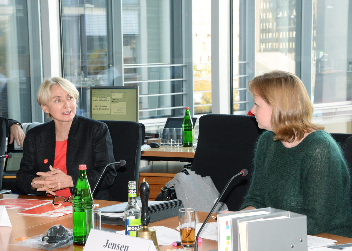 Gyde Jensen, (re), FDP, Vorsitzende des Ausschusses des Deutschen Bundestages für Menschenrechte und humanitäre Hilfe, empfängt die Leiterin des Mine Action Service der Vereinten Nationen (UNMAS), Agnes Marcaillou, (li), die als Gast an einer Ausschusssitzung teilnimmt. Jensen, Gyde; Marcaillou, Agnes Gyde Jensen, (re), FDP, Vorsitzende des Ausschusses des Deutschen Bundestages für Menschenrechte und humanitäre Hilfe, empfängt die Leiterin des Mine Action Service der Vereinten Nationen (UNMAS), Agnes Marcaillou, (li), die als Gast an einer Ausschusssitzung teilnimmt.