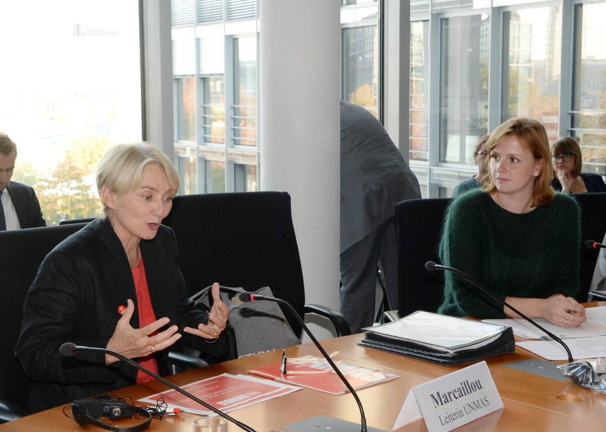 Gyde Jensen, (re), FDP, Vorsitzende des Ausschusses des Deutschen Bundestages für Menschenrechte und humanitäre Hilfe, empfängt die Leiterin des Mine Action Service der Vereinten Nationen (UNMAS), Agnes Marcaillou, (li), die als Gast an einer Ausschusssitzung teilnimmt. Jensen, Gyde; Marcaillou, Agnes Gyde Jensen, (re), FDP, Vorsitzende des Ausschusses des Deutschen Bundestages für Menschenrechte und humanitäre Hilfe, empfängt die Leiterin des Mine Action Service der Vereinten Nationen (UNMAS), Agnes Marcaillou, (li), die als Gast an einer Ausschusssitzung teilnimmt.