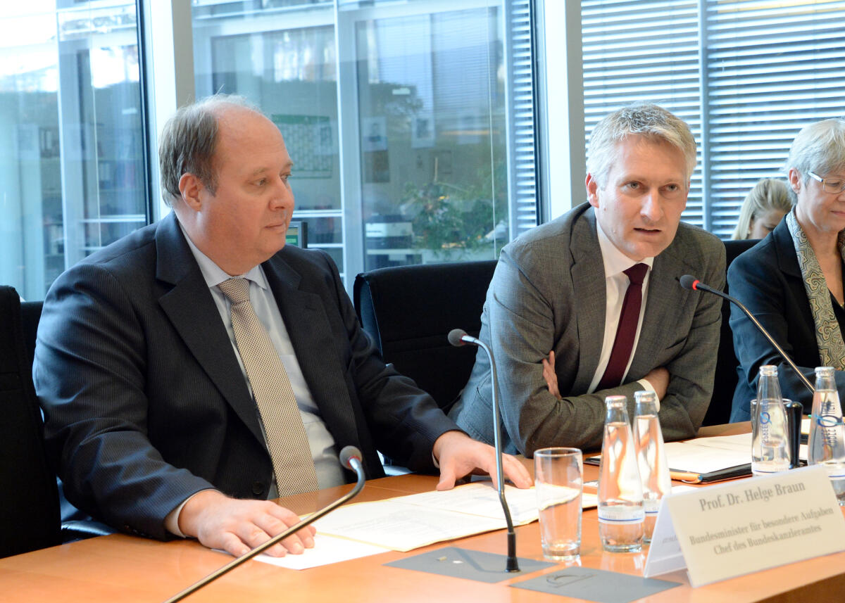Prof. Dr. Helge Braun, (li), CDU/CSU, Bundesminister für besondere Aufgaben und Chef des Bundeskanzleramtes, ist zu Gast bei Ausschuss des Deutschen Bundestages für Digitale Agenda. Hansjörg Durz, (re), CDU/CSU, stellvertretender Vorsitzender des Ausschusses, leitet die Sitzung. Durz, Hansjörg; Braun, Helge Prof. Dr. Helge Braun, (li), CDU/CSU, Bundesminister für besondere Aufgaben und Chef des Bundeskanzleramtes, ist zu Gast bei Ausschuss des Deutschen Bundestages für Digitale Agenda. Hansjörg Durz, (re), CDU/CSU, stellvertretender Vorsitzender des Ausschusses, leitet die Sitzung.