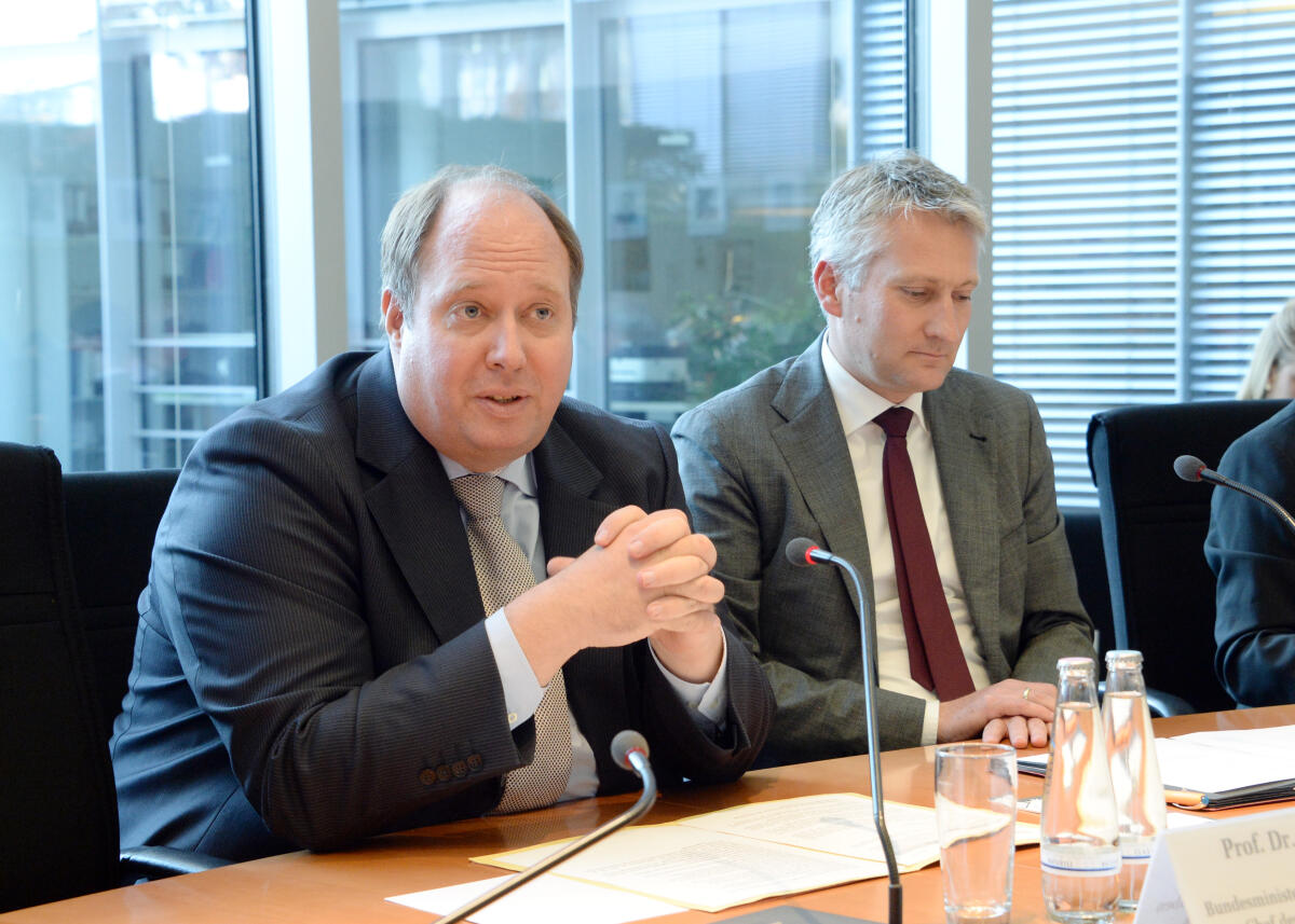 Prof. Dr. Helge Braun, (li), CDU/CSU, Bundesminister für besondere Aufgaben und Chef des Bundeskanzleramtes, ist zu Gast bei Ausschuss des Deutschen Bundestages für Digitale Agenda. Hansjörg Durz, (re), CDU/CSU, stellvertretender Vorsitzender des Ausschusses, leitet die Sitzung. Durz, Hansjörg; Braun, Helge Prof. Dr. Helge Braun, (li), CDU/CSU, Bundesminister für besondere Aufgaben und Chef des Bundeskanzleramtes, ist zu Gast bei Ausschuss des Deutschen Bundestages für Digitale Agenda. Hansjörg Durz, (re), CDU/CSU, stellvertretender Vorsitzender des Ausschusses, leitet die Sitzung.
