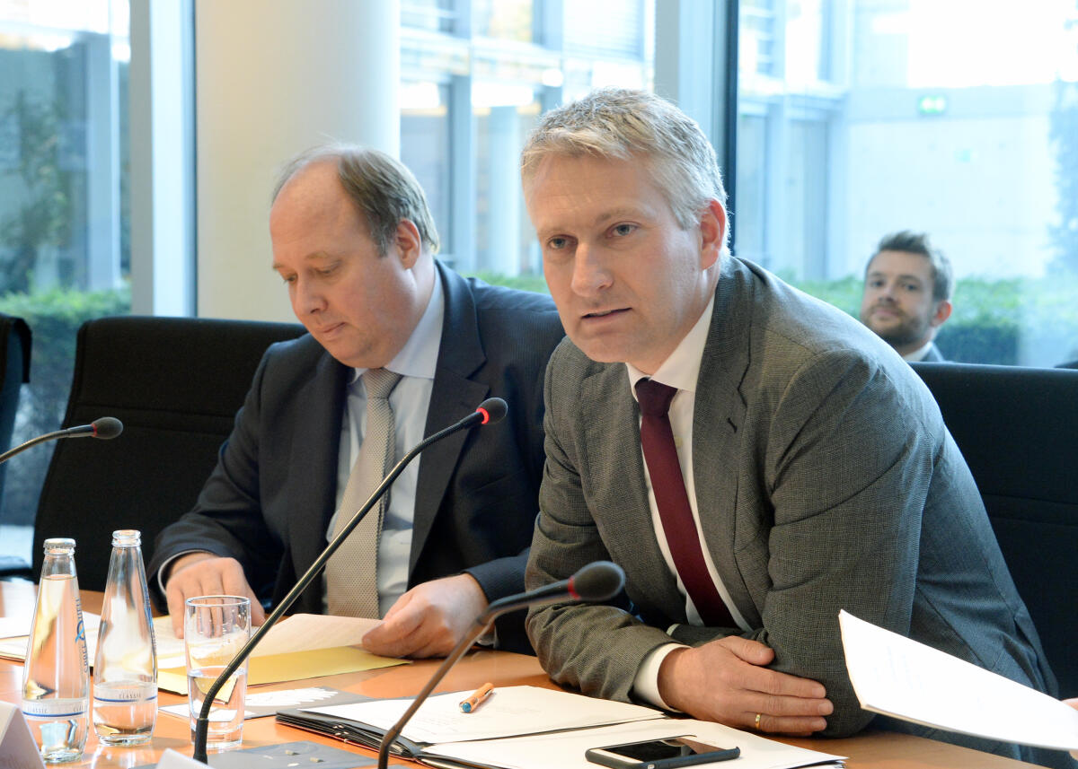 Prof. Dr. Helge Braun, (li), CDU/CSU, Bundesminister für besondere Aufgaben und Chef des Bundeskanzleramtes, ist zu Gast bei Ausschuss des Deutschen Bundestages für Digitale Agenda. Hansjörg Durz, (re), CDU/CSU, stellvertretender Vorsitzender des Ausschusses, leitet die Sitzung. Durz, Hansjörg; Braun, Helge Prof. Dr. Helge Braun, (li), CDU/CSU, Bundesminister für besondere Aufgaben und Chef des Bundeskanzleramtes, ist zu Gast bei Ausschuss des Deutschen Bundestages für Digitale Agenda. Hansjörg Durz, (re), CDU/CSU, stellvertretender Vorsitzender des Ausschusses, leitet die Sitzung.