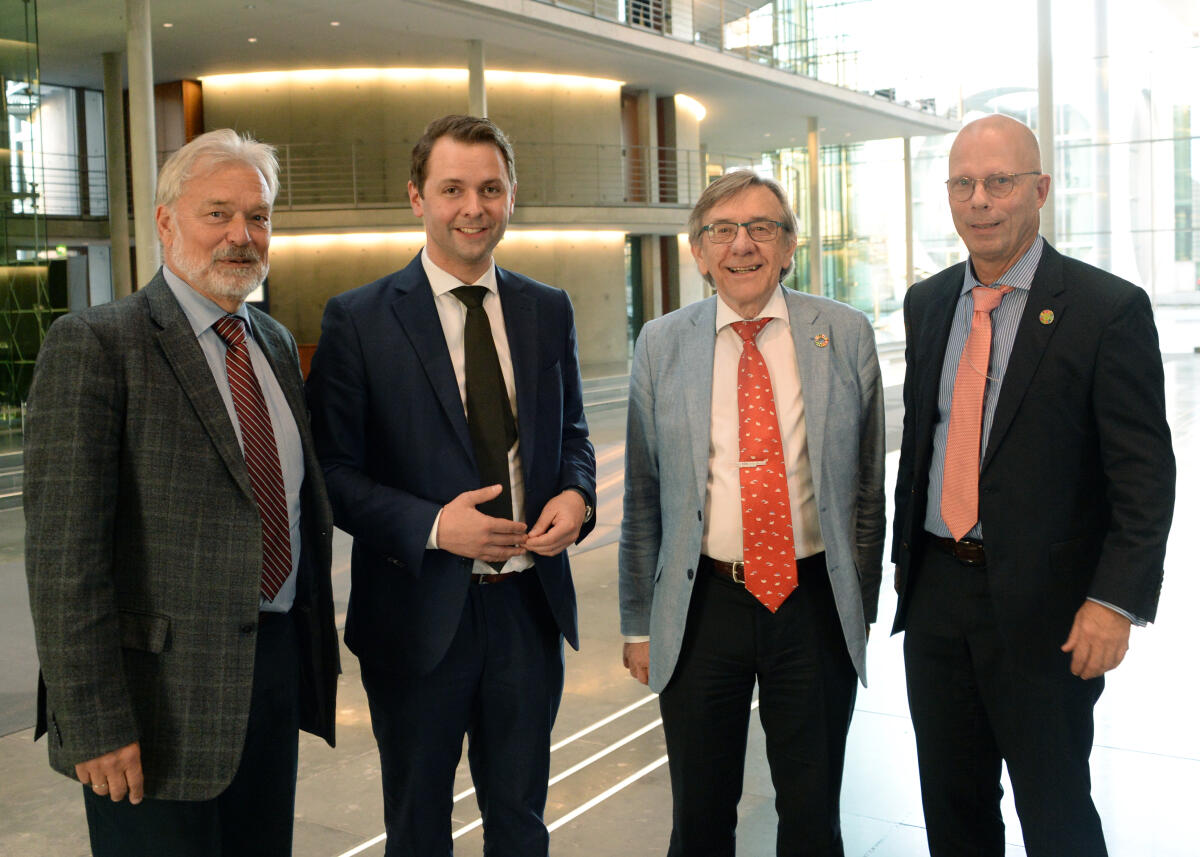 Dr. Andres Lenz, (2.v.li), CDU/CSU, begrüßt die Sachverständigen Karl Falkenberg, (li), Jan-Gustav Strandenaes, (2.v.re), und Prof. Dr. Günther Bachmann, (re), Generalsekretär des Rates für Nachhaltige Entwicklung, die an einer Sitzung des Parlamentarischen Beirates für nachhaltige Entwicklung teilnehmen.; Gruppenfoto. Lenz, Andreas; Falkenberg, Karl; Strandenaes, Jan-Gustav; Bachmann, Günther Dr. Andres Lenz, (2.v.li), CDU/CSU, begrüßt die Sachverständigen Karl Falkenberg, (li), Jan-Gustav Strandenaes, (2.v.re), und Prof. Dr. Günther Bachmann, (re), Generalsekretär des Rates für Nachhaltige Entwicklung, die an einer Sitzung des Parlamentarischen Beirates für nachhaltige Entwicklung teilnehmen.; Gruppenfoto.