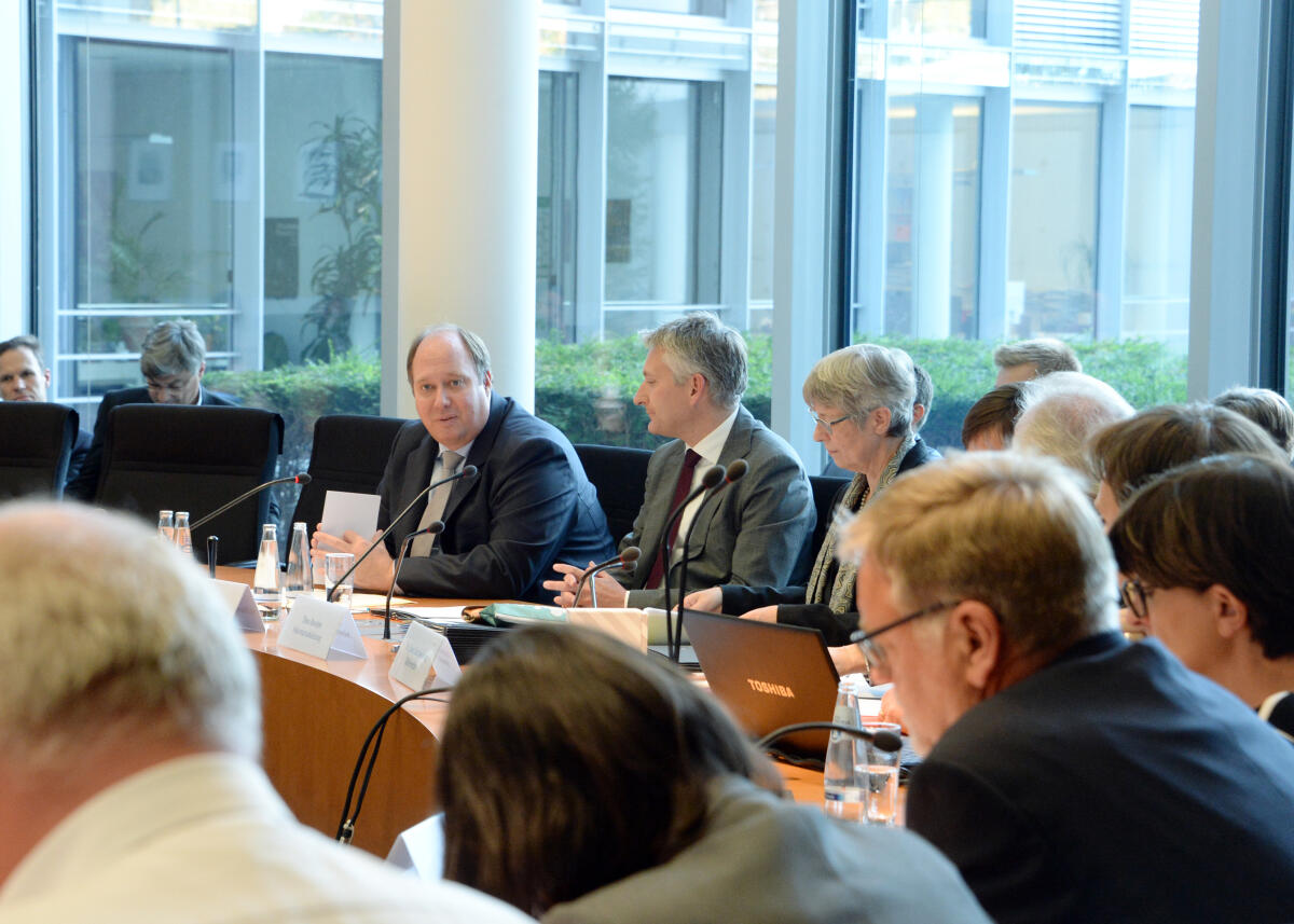 Prof. Dr. Helge Braun, (hinten li), CDU/CSU, Bundesminister für besondere Aufgaben und Chef des Bundeskanzleramtes, ist zu Gast bei Ausschuss des Deutschen Bundestages für Digitale Agenda. Hansjörg Durz, (hinten 2.v.li), CDU/CSU, stellvertretender Vorsitzender des Ausschusses, leitet die Sitzung.; Übersicht. Durz, Hansjörg; Braun, Helge Prof. Dr. Helge Braun, (hinten li), CDU/CSU, Bundesminister für besondere Aufgaben und Chef des Bundeskanzleramtes, ist zu Gast bei Ausschuss des Deutschen Bundestages für Digitale Agenda. Hansjörg Durz, (hinten 2.v.li), CDU/CSU, stellvertretender Vorsitzender des Ausschusses, leitet die Sitzung.; Übersicht.