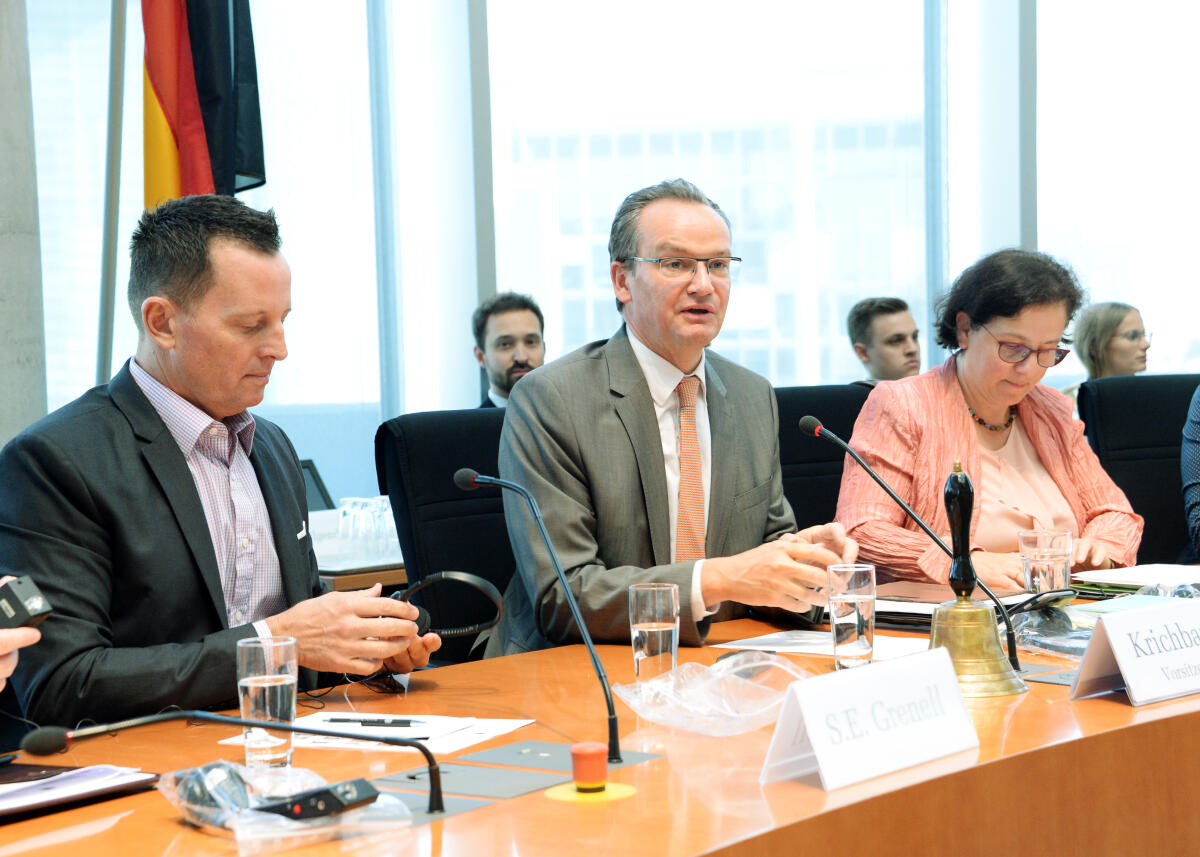 Der Botschafter der Vereinigten Staaten von Amerika in der Bundesrepublik Deutschland, S. E. Richard Grenell, (li), ist zu Gast beim Ausschuss des Deutschen Bundestages für die Angelegenheiten der Europäischen Union. Gunther Krichbaum, (mitte), CDU/CSU, Vorsitzender des Ausschusses, leitet die Sitzung. Krichbaum, Gunther; Grenell, Richard Der Botschafter der Vereinigten Staaten von Amerika in der Bundesrepublik Deutschland, S. E. Richard Grenell, (li), ist zu Gast beim Ausschuss des Deutschen Bundestages für die Angelegenheiten der Europäischen Union. Gunther Krichbaum, (mitte), CDU/CSU, Vorsitzender des Ausschusses, leitet die Sitzung.