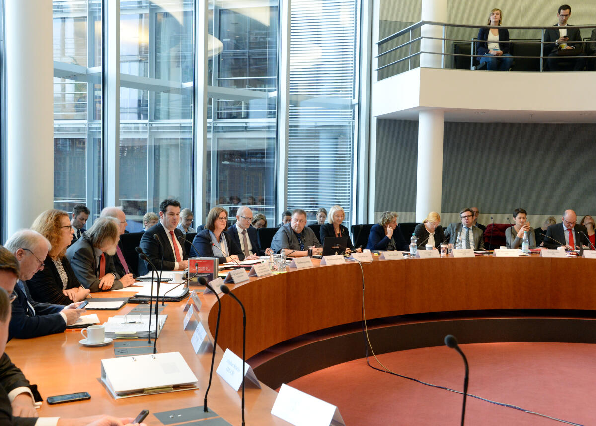 Dr. Matthias Bartke, SPD, Vorsitzender des Ausschusses des Deutschen Bundestages für Arbeit und Soziales, leitet eine Ausschusssitzung, an der der Bundesminister für Arbeit und Soziales, Hubertus Heil, SPD, als Gast teilnimmt.; Übersicht. Dr. Matthias Bartke, SPD, Vorsitzender des Ausschusses des Deutschen Bundestages für Arbeit und Soziales, leitet eine Ausschusssitzung, an der der Bundesminister für Arbeit und Soziales, Hubertus Heil, SPD, als Gast teilnimmt.; Übersicht.