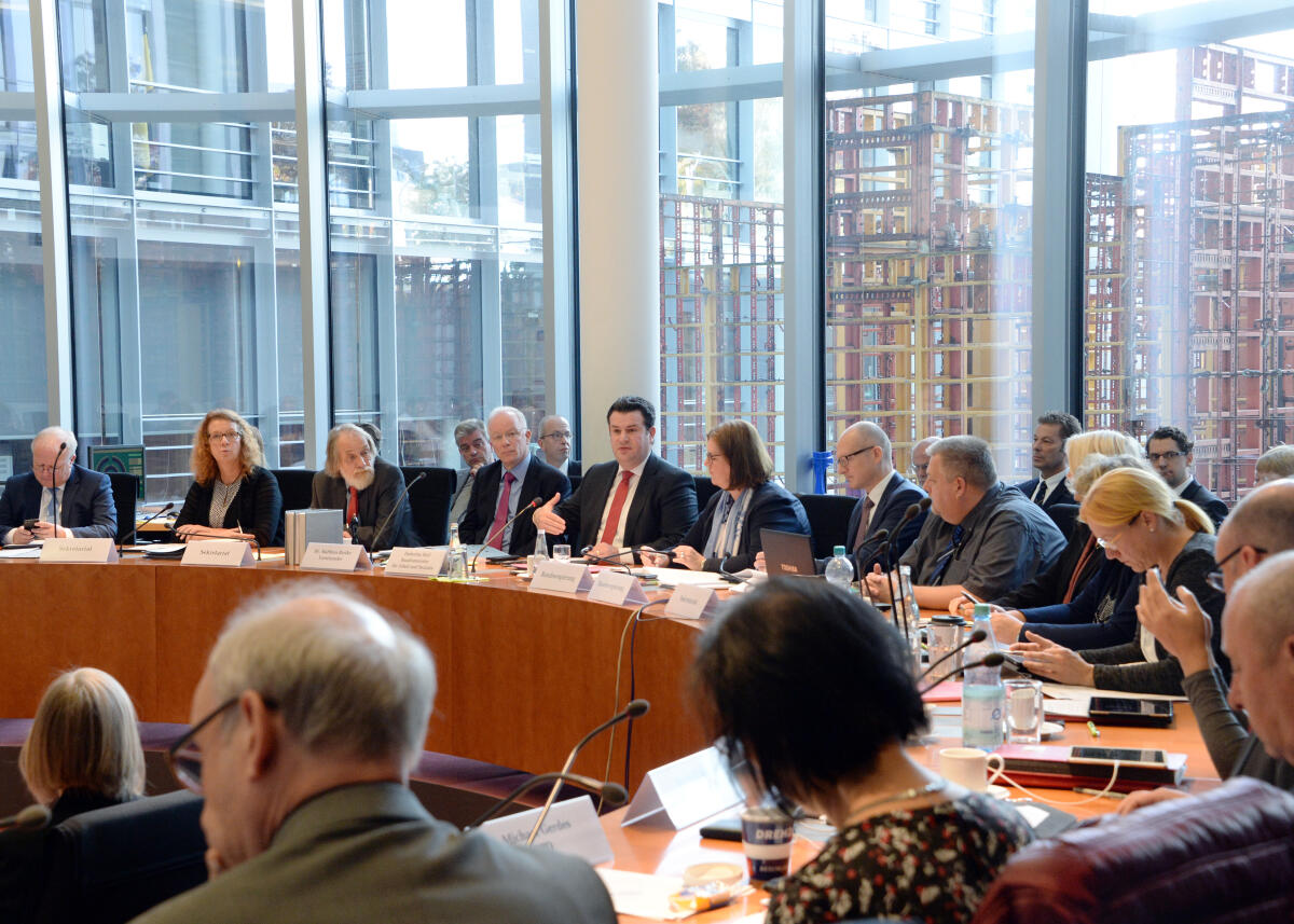 Dr. Matthias Bartke, SPD, Vorsitzender des Ausschusses des Deutschen Bundestages für Arbeit und Soziales, leitet eine Ausschusssitzung, an der der Bundesminister für Arbeit und Soziales, Hubertus Heil, SPD, als Gast teilnimmt.; Übersicht. Dr. Matthias Bartke, SPD, Vorsitzender des Ausschusses des Deutschen Bundestages für Arbeit und Soziales, leitet eine Ausschusssitzung, an der der Bundesminister für Arbeit und Soziales, Hubertus Heil, SPD, als Gast teilnimmt.; Übersicht.