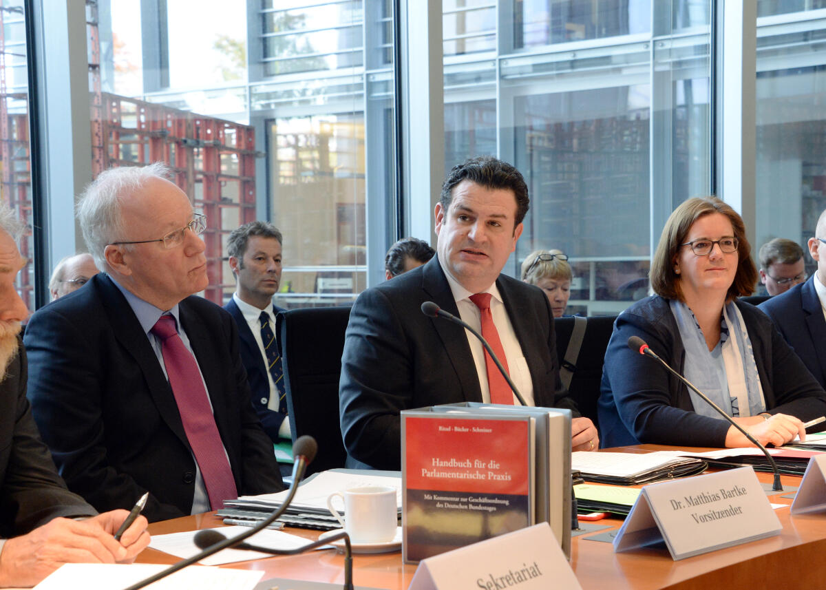 Dr. Matthias Bartke, (li), SPD, Vorsitzender des Ausschusses des Deutschen Bundestages für Arbeit und Soziales, leitet eine Ausschusssitzung, an der der Bundesminister für Arbeit und Soziales, Hubertus Heil, (mitte), SPD, als Gast teilnimmt. Rechts im Bild die Palamentraische Staatssekretärin Kerstin Griese, SPD. Bartke, Matthias; Heil, Hubertus; Griese, Kerstin Dr. Matthias Bartke, (li), SPD, Vorsitzender des Ausschusses des Deutschen Bundestages für Arbeit und Soziales, leitet eine Ausschusssitzung, an der der Bundesminister für Arbeit und Soziales, Hubertus Heil, (mitte), SPD, als Gast teilnimmt. Rechts im Bild die Palamentraische Staatssekretärin Kerstin Griese, SPD.