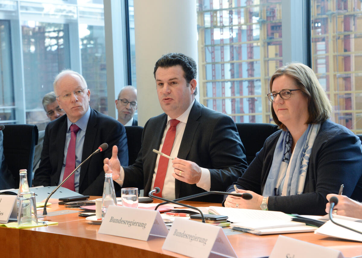 Dr. Matthias Bartke, (li), SPD, Vorsitzender des Ausschusses des Deutschen Bundestages für Arbeit und Soziales, leitet eine Ausschusssitzung, an der der Bundesminister für Arbeit und Soziales, Hubertus Heil, (mitte), SPD, als Gast teilnimmt. Rechts im Bild die Palamentraische Staatssekretärin Kerstin Griese, SPD. Bartke, Matthias; Heil, Hubertus; Griese, Kerstin Dr. Matthias Bartke, (li), SPD, Vorsitzender des Ausschusses des Deutschen Bundestages für Arbeit und Soziales, leitet eine Ausschusssitzung, an der der Bundesminister für Arbeit und Soziales, Hubertus Heil, (mitte), SPD, als Gast teilnimmt. Rechts im Bild die Palamentraische Staatssekretärin Kerstin Griese, SPD.