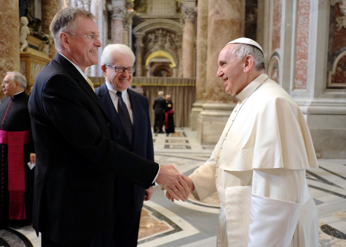 Singhammer, Johannes; Papst Franziskus Bundestagsvizepräsident Johannes Singhammer, (li), CDU/CDU, begegnet in Rom Papst Franziskus (re) zu einem Gespräch. An diesem nimmt auch der Deutsche Botschafter beim Heiligen Stuhl, Dr. Reinhard Schweppe, (mitte), teil.