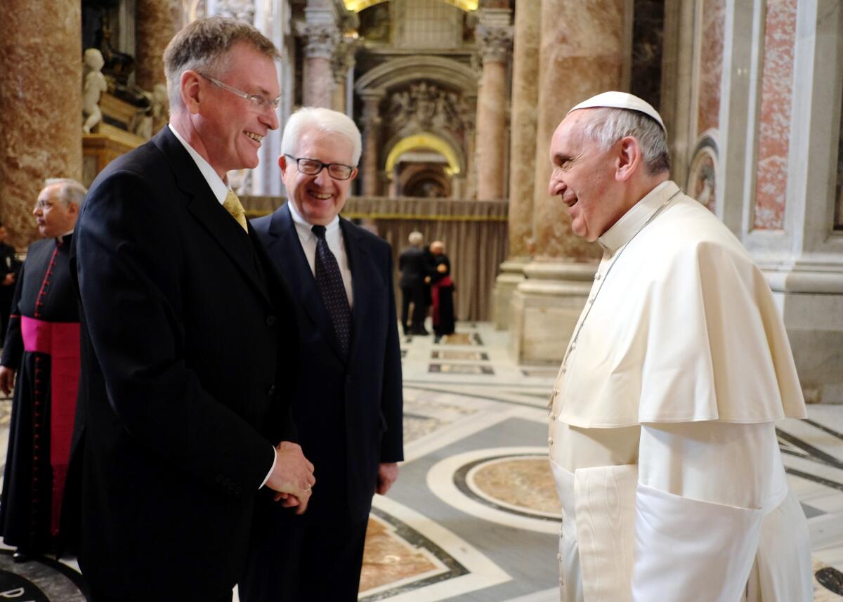 Singhammer, Johannes; Papst Franziskus Bundestagsvizepräsident Johannes Singhammer, (li), CDU/CDU, begegnet in Rom Papst Franziskus (re) zu einem Gespräch. An diesem nimmt auch der Deutsche Botschafter beim Heiligen Stuhl, Dr. Reinhard Schweppe, (mitte), teil.