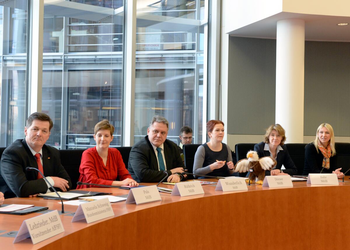 Paul Lehrieder, CDU/CSU, Vorsitzender des Ausschusses des Deutschen Bundestages für Familie, Senioren, Frauen und Jugend, konstituiert in Anwesenheit der Bundesministerin des gleichnamigen Bundesministeriums, Manuela Schwesig, SPD, die Kommission des Bundestages zur Wahnehmung der Belange von Kindern (Kinderkommission, KiKo). Den Vorsitz übernimmt Eckhard Pols, (li), CDU/CSU. Weitere Mitglieder der Kommission sind die Bundestagsabgeordneten (beginnend 2.v.li): Susann Rüthrich, SPD, Jörn Wunderlich, DIE LINKE, Katja Dörner, Bündnis 90/Die Grünen, Ulrike Bahr, SPD, Dr. Silke Launert, CDU/CSU.; Übersicht. Pols, Eckhard; Rüthrich, Susann; Wunderlich, Jörn; Dörner, Katja; Bahr, Ulrike; Launert, Silke Paul Lehrieder, CDU/CSU, Vorsitzender des Ausschusses des Deutschen Bundestages für Familie, Senioren, Frauen und Jugend, konstituiert in Anwesenheit der Bundesministerin des gleichnamigen Bundesministeriums, Manuela Schwesig, SPD, die Kommission des Bundestages zur Wahnehmung der Belange von Kindern (Kinderkommission, KiKo). Den Vorsitz übernimmt Eckhard Pols, (li), CDU/CSU. Weitere Mitglieder der Kommission sind die Bundestagsabgeordneten (beginnend 2.v.li): Susann Rüthrich, SPD, Jörn Wunderlich, DIE LINKE, Katja Dörner, Bündnis 90/Die Grünen, Ulrike Bahr, SPD, Dr. Silke Launert, CDU/CSU.; Übersicht.