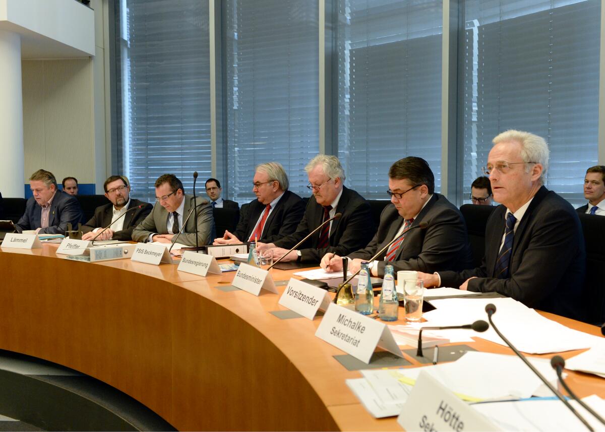 Dr. Peter Ramsauer, (re), CDU/CSU, Vorsitzender des Ausschusses des Deutschen Bundestages für Wirtschaft und Energie, leitet die Ausschusssitzung, an der der Bundesminister für Wirtschaft und Energie, Sigmar Gabriel, (2.v.re), SPD, teil nimmt.; Minister, Ausschuss, Sitzung, Übersicht. Ramsauer, Peter; Gabriel, Sigmar Dr. Peter Ramsauer, (re), CDU/CSU, Vorsitzender des Ausschusses des Deutschen Bundestages für Wirtschaft und Energie, leitet die Ausschusssitzung, an der der Bundesminister für Wirtschaft und Energie, Sigmar Gabriel, (2.v.re), SPD, teil nimmt.; Minister, Ausschuss, Sitzung, Übersicht.