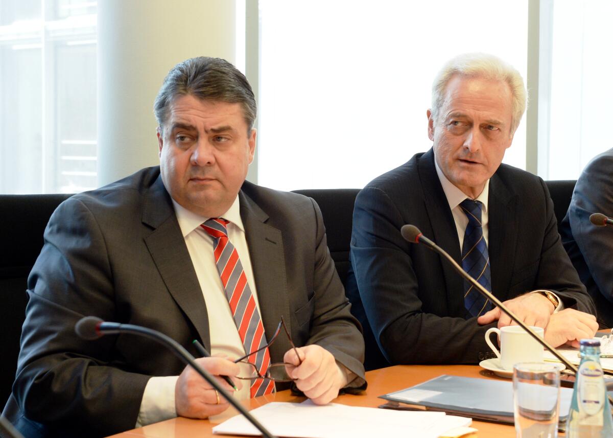 Dr. Peter Ramsauer, (re), CDU/CSU, Vorsitzender des Ausschusses des Deutschen Bundestages für Wirtschaft und Energie, leitet die Ausschusssitzung, an der der Bundesminister für Wirtschaft und Energie, Sigmar Gabriel, (li), SPD, teil nimmt.; Minister, Ausschuss. Ramsauer, Peter; Gabriel, Sigmar Dr. Peter Ramsauer, (re), CDU/CSU, Vorsitzender des Ausschusses des Deutschen Bundestages für Wirtschaft und Energie, leitet die Ausschusssitzung, an der der Bundesminister für Wirtschaft und Energie, Sigmar Gabriel, (li), SPD, teil nimmt.; Minister, Ausschuss.