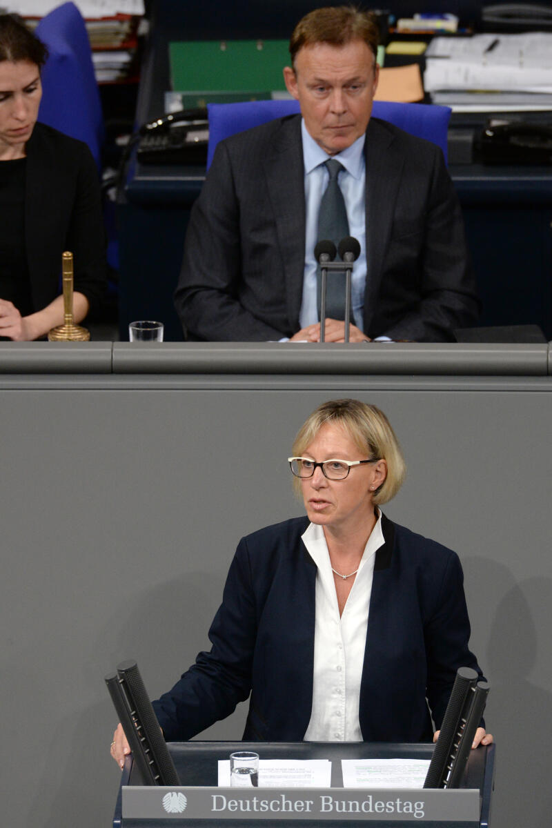 Nicolaisen, Petra; Oppermann, Thomas Petra Nicolaisen, CDU/CSU, Bundestagsabgeordnete, Abgeordnete, Mitglied Deutscher Bundestag, MdB, Rede, 52. Sitzung, Top 12, Thema: Bundesbesoldungs-  und Versorgungsanpassungsgesetz, Vorsitz: Bundestagsvizepräsident Thomas Oppermann, SPD.; Rednerpult.