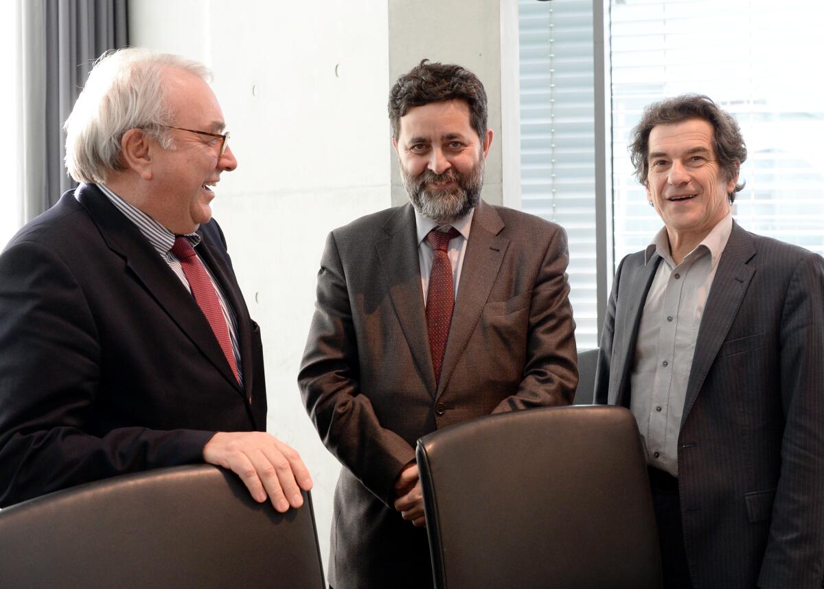 Klaus Barthel, (re), SPD, stellvertretender Vorsitzender des Ausschusses des Deutschen Bundestages für Wirtschaft und Energie, eröffnet die 3. Ausschusssitzung, an der der Chefunterhändler der EU bei den Verhandlungen zur Transatlantischen Handels- und Invetitionspartnerschaft (TTIP) für das Freihandeslabkommen mit den USA, Ignacio Garcia Bercero, (mitte), und der Parlamentarische Staatssekretär Uwe Beckmeyer, (li), teilnehmen. Barthel, Klaus; Garcia Bercero, Ignacio; Beckmeyer, Uwe Klaus Barthel, (re), SPD, stellvertretender Vorsitzender des Ausschusses des Deutschen Bundestages für Wirtschaft und Energie, eröffnet die 3. Ausschusssitzung, an der der Chefunterhändler der EU bei den Verhandlungen zur Transatlantischen Handels- und Invetitionspartnerschaft (TTIP) für das Freihandeslabkommen mit den USA, Ignacio Garcia Bercero, (mitte), und der Parlamentarische Staatssekretär Uwe Beckmeyer, (li), teilnehmen.