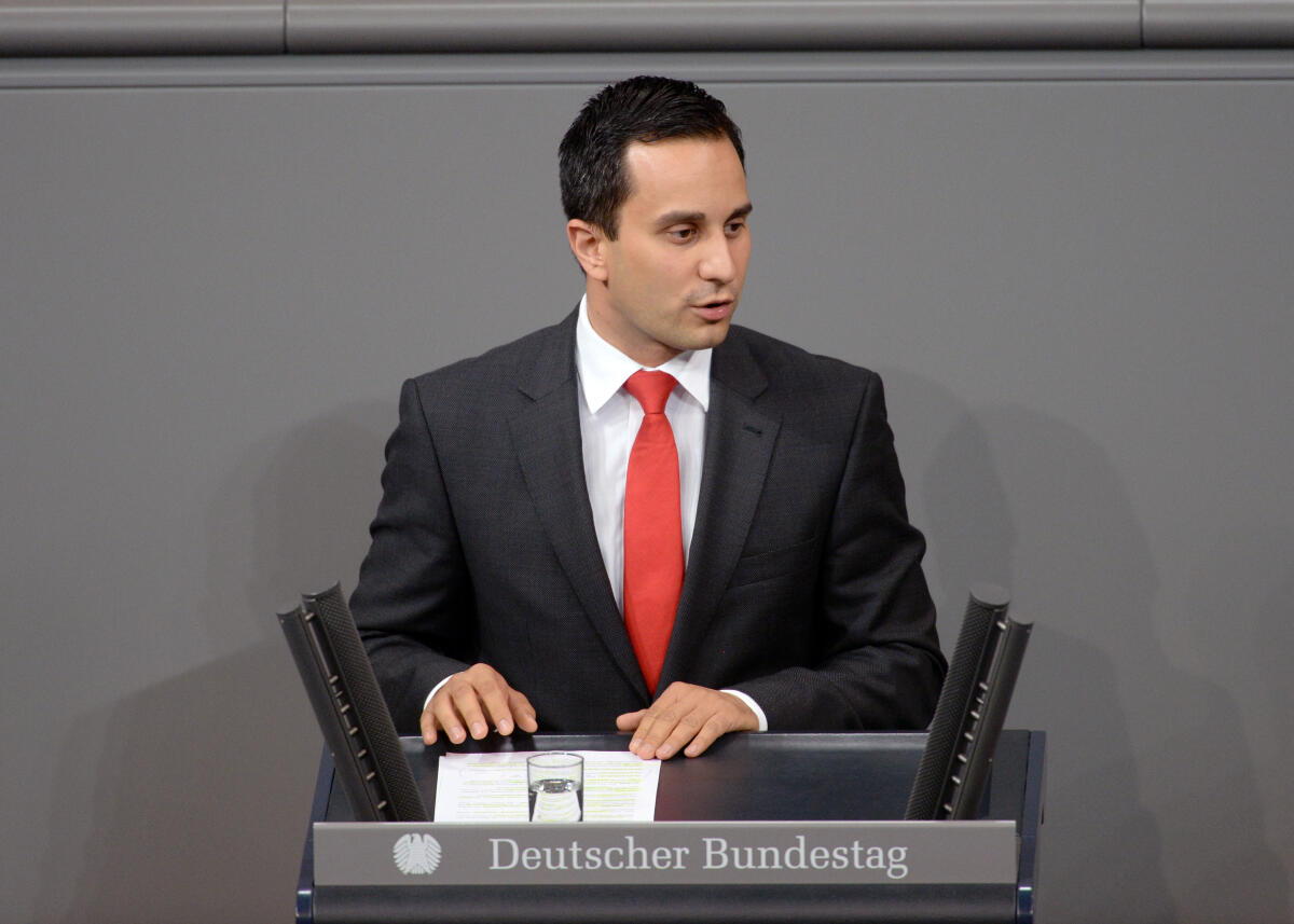 Özdemir, Mahmut Mahmut Özdemir, SPD, Bundestagsabgeordneter, Abgeordneter, Mitglied Deutscher Bundestag, MdB, Rede, 52. Sitzung, Top 12, Thema: Bundesbesoldungs-  und Versorgungsanpassungsgesetz.; Rednerpult.